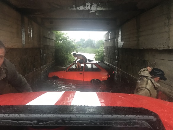 Внаслідок зливи на Черкащині застряг автомобіль (ФОТО)