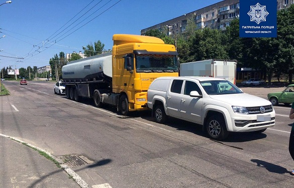 Вантажівка у Черкасах зіштовхнулася з легковиком (ФОТО)