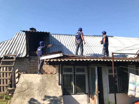 Черкаські рятувальники відновлюють будинки в зоні ООС (ФОТО)