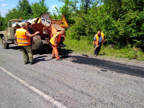 Ремонтні роботи доріг продовжуються на Черкащині (ФОТО)