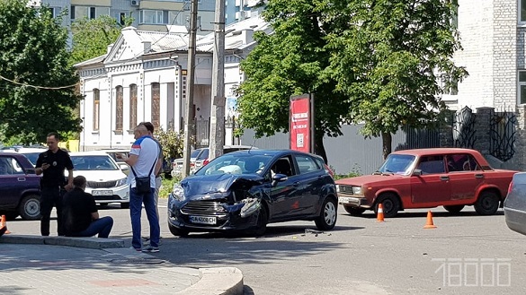 На бульварі Шевченка у Черкасах зіштовхнулися дві автівки (ФОТО)