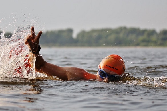 У Черкасах водолази допомогли учаснику запливу через Дніпро (ВІДЕО)