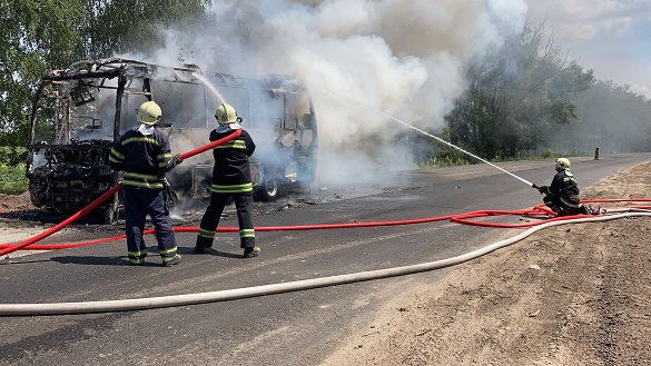 На Черкащині вщент згоріла рейсова маршрутка (ВІДЕО)