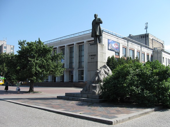Реконструкцію та благоустрій Театральної площі у Черкасах мають завершити до осені
