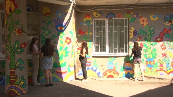 Учасники Черкаського молодіжного центру власноруч розфарбували фасад закладу (ФОТО)