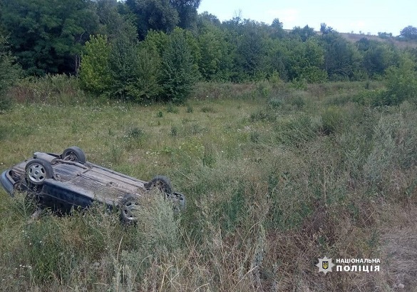 Один чоловік загинув, а другий - у лікарні: на Черкащині п'яний водій злетів у кювет (ФОТО)