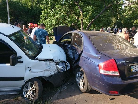 У Черкасах на перехресті через ДТП розбили машини: постраждала дитина