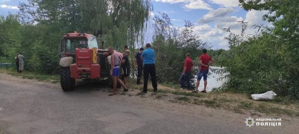 На Черкащині авто з'їхало у ставок: є загиблий (ФОТО)