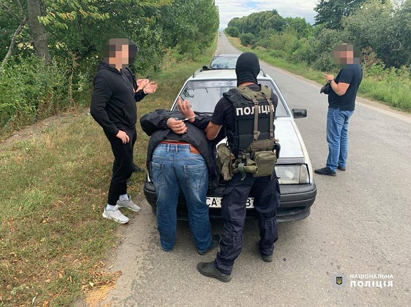 Черкаські поліцейські затримали зловмисників, які вимагали гроші з людей і погрожували розправою (ФОТО)