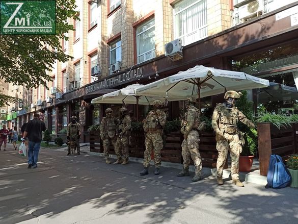 Кафе у центрі Черкас оточили працівники СБУ, щоб затримати члена ОЗГ (ФОТО)