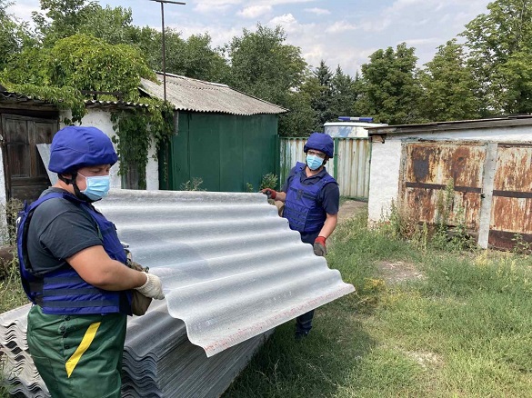 Будинки на Донеччині ремонтують черкаські рятувальники (ФОТО)