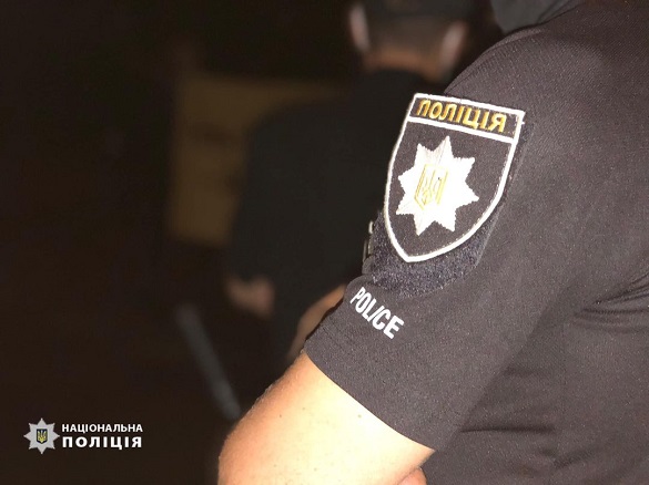 Черкаські поліцейські затримали грабіжника, який напав на чоловіка