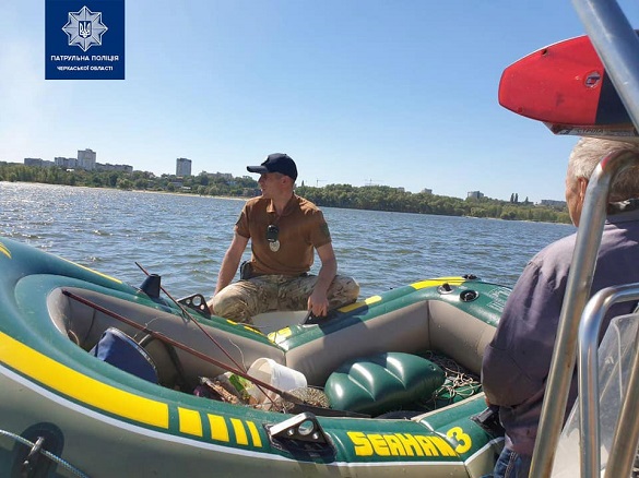 На Черкащині патрульні допомогли чоловікові, який потрапив у водну пастку (ФОТО)