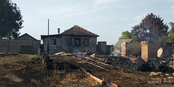На Черкащині через загорання трави горів будинок (ФОТО)