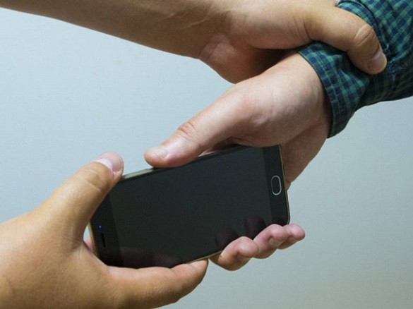 На Черкащині поліцейські спіймали грабіжника, який викрав смартфон