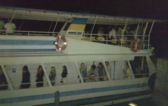 У Черкасах посеред Дніпра заглох теплохід, частину пасажирів евакуювали
