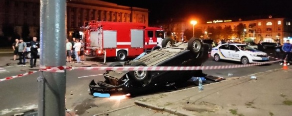 Перекинуті та розбиті машини: у центрі Черкас сталася ДТП, є травмовані (ФОТО)