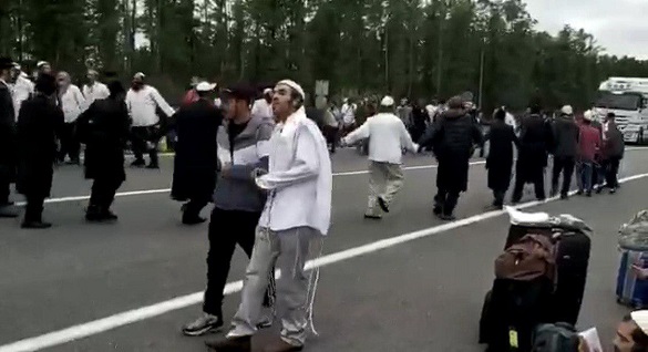 На українсько-білоруському кордоні співали і танцювали паломники, які застрягли між КПП (ВІДЕО)