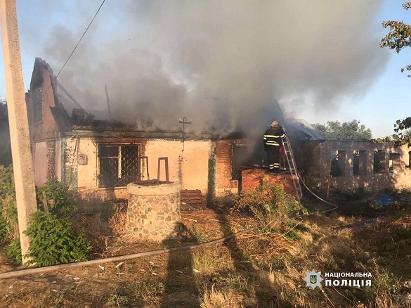 На Черкащині загорівся будинок. Поліцейські встановлюють причини (ФОТО)