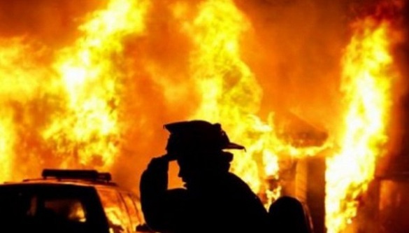 У Черкаській області під час пожежі згорів автомобіль та скутер (ВІДЕО)