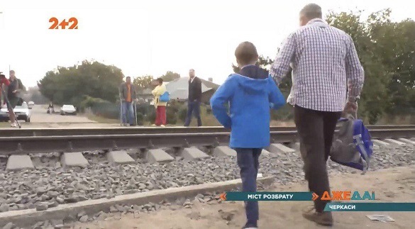 Аварійний міст у Черкасах: люди змушені стрибати через залізничні колії (ВІДЕО)