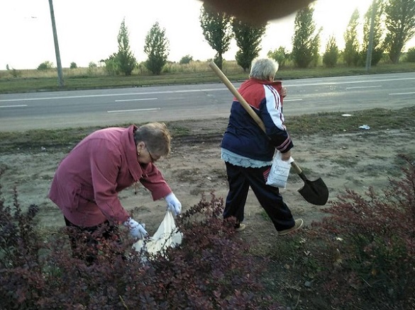 У Черкасах дві жінки вирішили накопати квітів з комунальної клумби