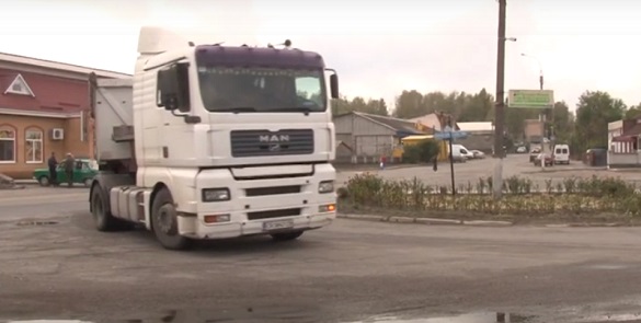 Через інтенсивний рух вантажівок на Черкащині в людей руйнуються будинки (ВІДЕО)