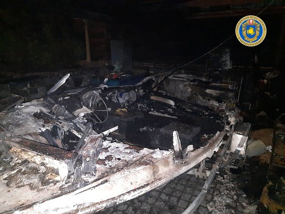 На подвір'ї черкаського будинку вщент згорів автомобіль, човен та аероглісер (ФОТО)