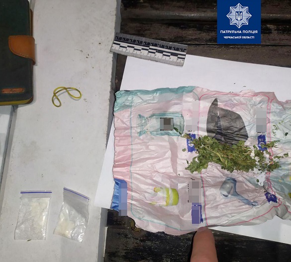 У Черкасах поліцейські затримали двох чоловіків із наркотиками (ФОТО)
