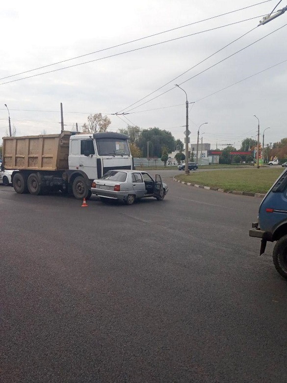 У Черкасах зіштовхнулися вантажівка та автомобіль (ФОТО) 