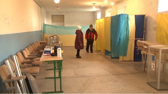 На одній із виборчих дільниць у Черкаській області члени комісії не хочуть працювати (ФОТО, ВІДЕО)