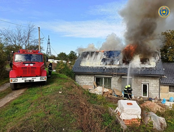 Через коротке замикання електромережі в Черкаській області загорівся будинок (ФОТО)