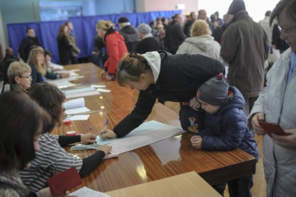 На Черкащині члени ДВК самостійно з рулонного паперу виготовляють пакунки для транспортування виборчої документації