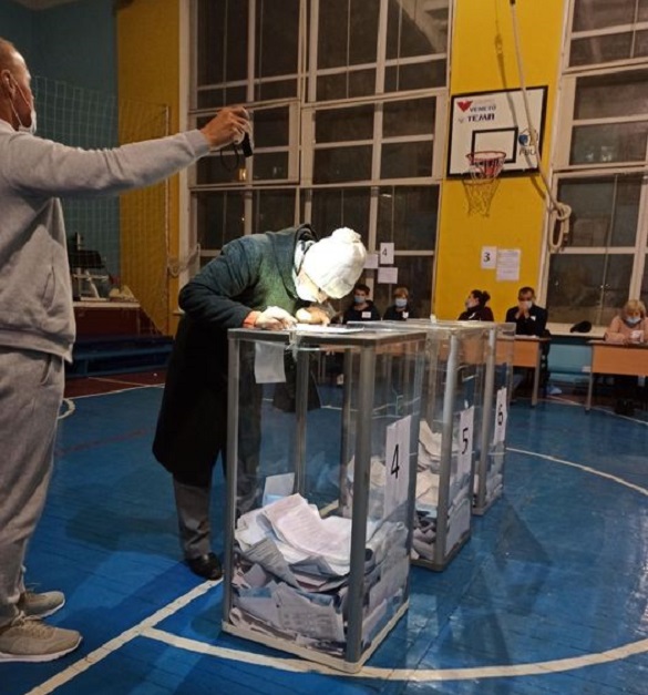 На деяких виборчих дільницях черкащани голосували 