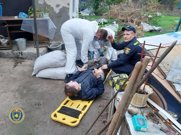 У Черкаській області до приблизно 15-метрової криниці упав чоловік (ФОТО)