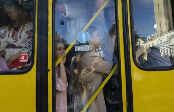 Бути чи не бути переповненим маршруткам: у Черкасах патрульні перевіряють автобуси
