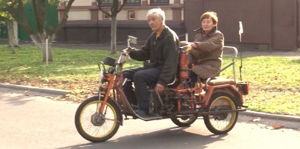 Схожі на азійський триколісний візок: 70-річний черкащанин власноруч виготовляє мопеди (ВІДЕО)