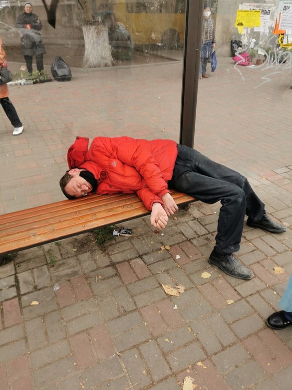 Ніяк не реагував: у центрі Черкасах на зупинці знайшли чоловіка без свідомості (ФОТО)