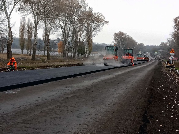 На двох ділянках на автошляху в Черкаській області продовжується ремонт