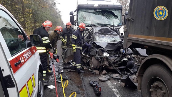 Між вантажівками затисло авто: на Черкащині сталася жахлива смертельна ДТП (ФОТО)