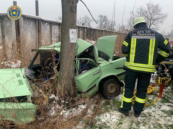 На Черкащині водій легковика врізався у дерево і загинув