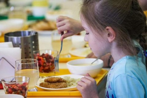 Їжа в школах: дітей хочуть забезпечити здоровим харчуванням