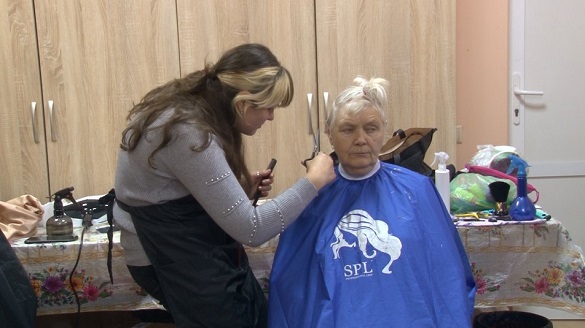 Черкаські студенти безкоштовно робили зачіски для волонтерів