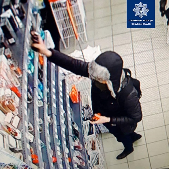 Знову крадіжка: в одному з черкаських магазинів чоловік поцупив дорогі парфуми (ФОТО) 