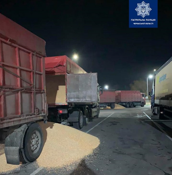 Перегруз: на Черкащині невідомі підбігли до вантажівок та висипали зерно на дорогу