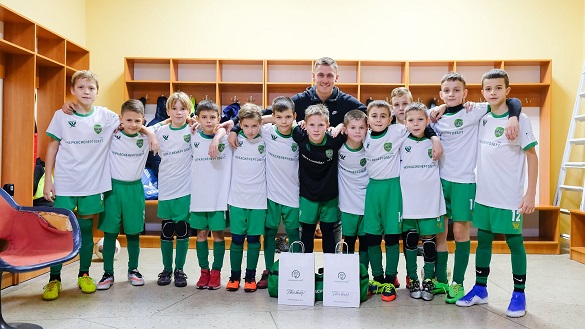 Спортивні сумки, м'ячі та смаколики: юні черкаські футболісти отримали подарунки від ТОВ 
