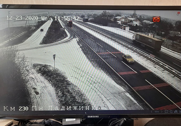 Почало сніжити: на дорогах Черкащини працює спецтехніка