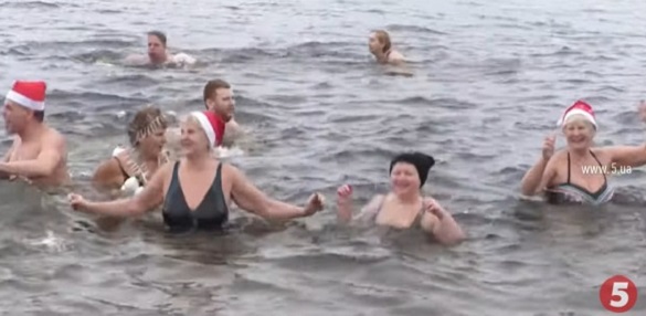 Світанок у воді: в Черкасах пенсіонери розпочали 2021 рік із запливу Дніпром (ВІДЕО)