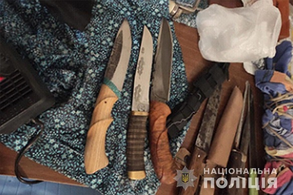 Гранати, патрони та ножі: на Черкащині чоловік незаконно зберігав зброю (ФОТО)