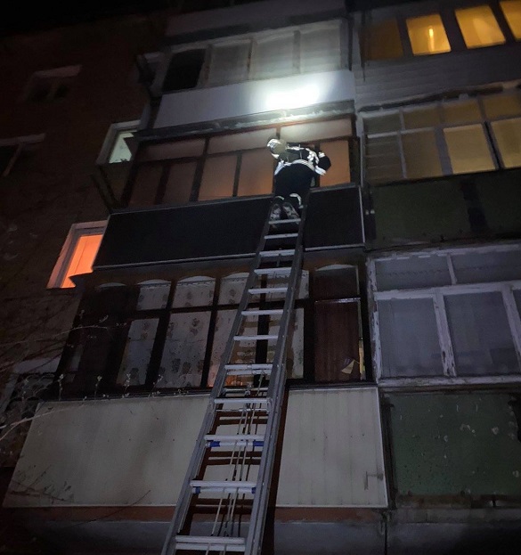 У Черкаській області рятували дівчину, яка випадково зачинилась на балконі